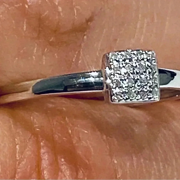 Elegant 14k White Gold Women Ring with Square Diamond Accent
Gift With Purchase - Picture 4 of 6